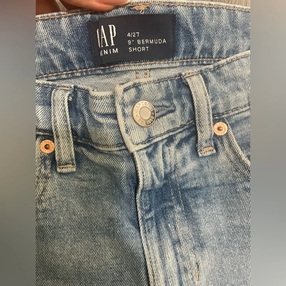 GAP 🩳 Blue Distressed 9'' Bermudas jean shorts, size 4/27 Looks new 💙